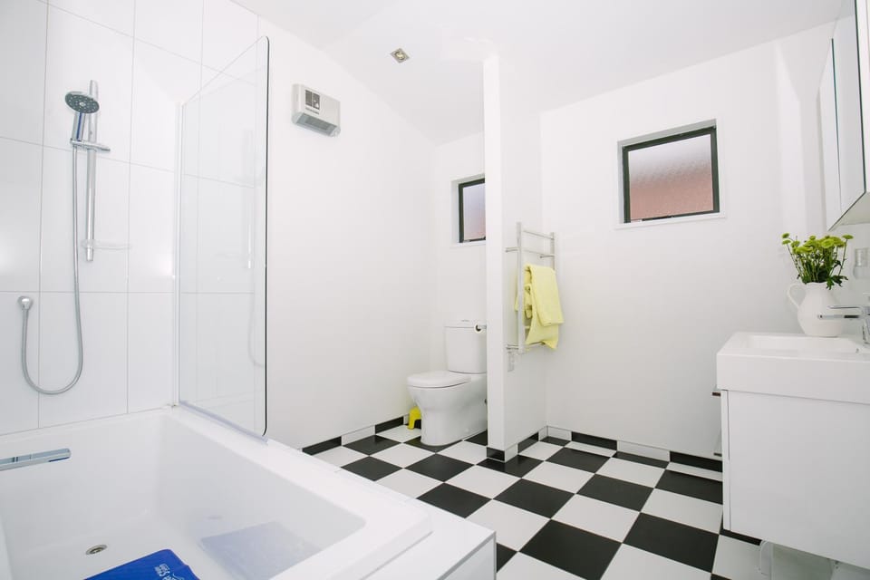 Shower, Toilet, Bathroom, Bath, towels