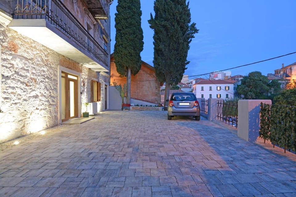 Property building, Patio, Facade/entrance, Neighbourhood