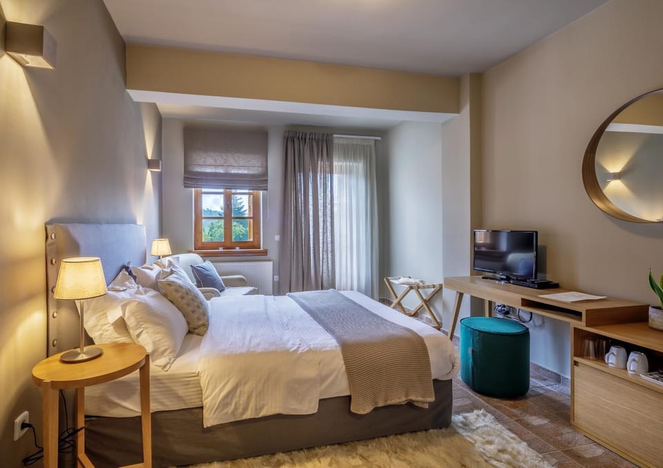 Bed, TV and multimedia, Photo of the whole room, Seating area, Bedroom