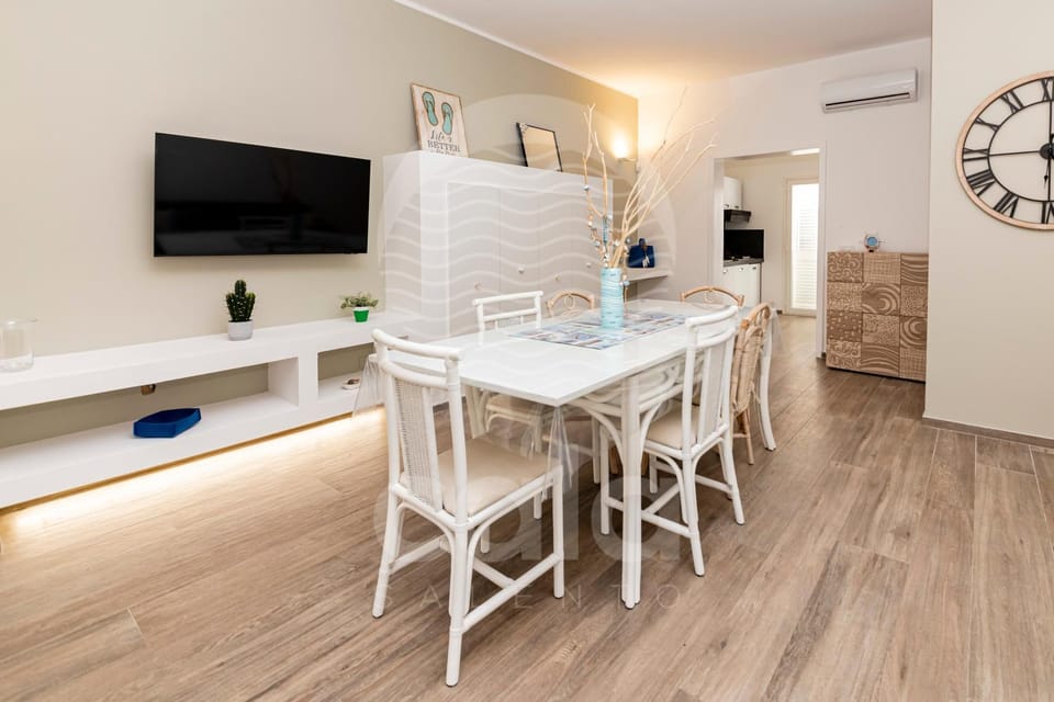TV and multimedia, Kitchen or kitchenette, Living room, Dining area