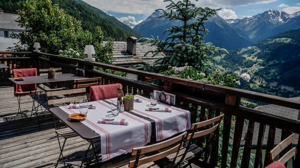 Restaurant/places to eat, Balcony/Terrace, Mountain view