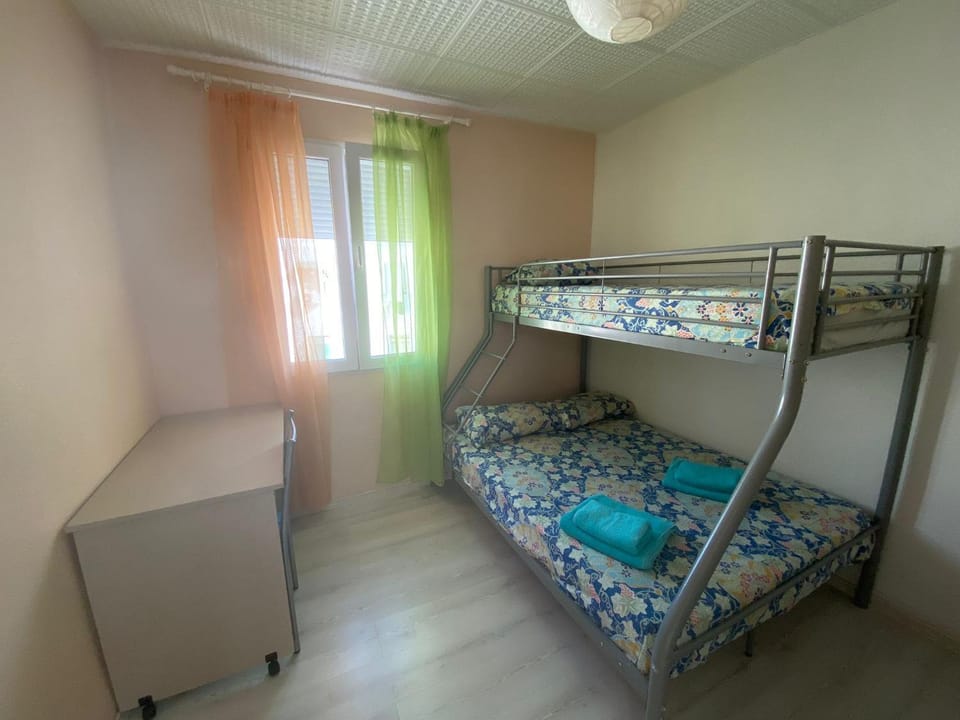 Bedroom, bunk bed