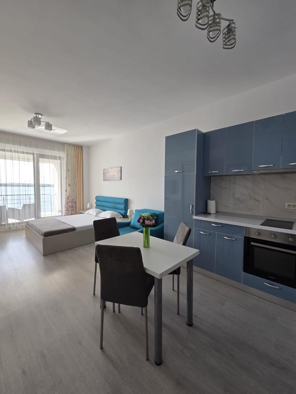 Bed, Kitchen or kitchenette, Photo of the whole room, Seating area, Dining area, Bedroom, pet friendly, stove