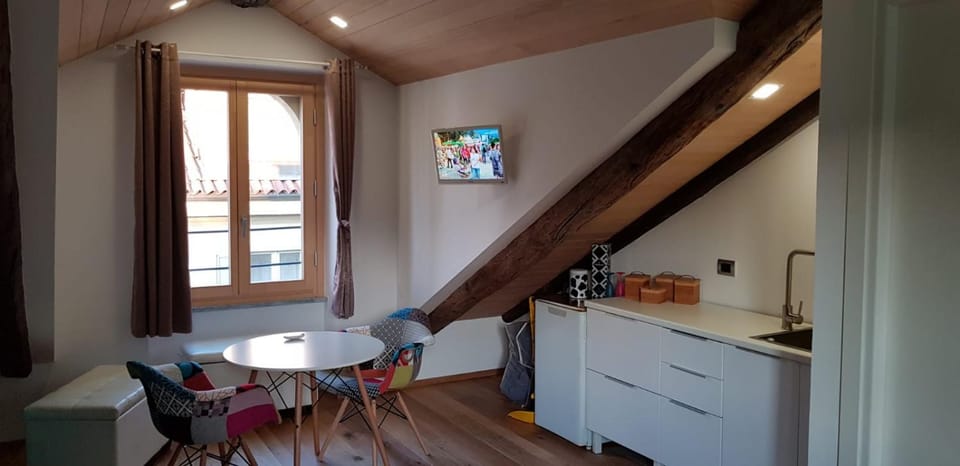 Kitchen or kitchenette, Seating area, Dining area