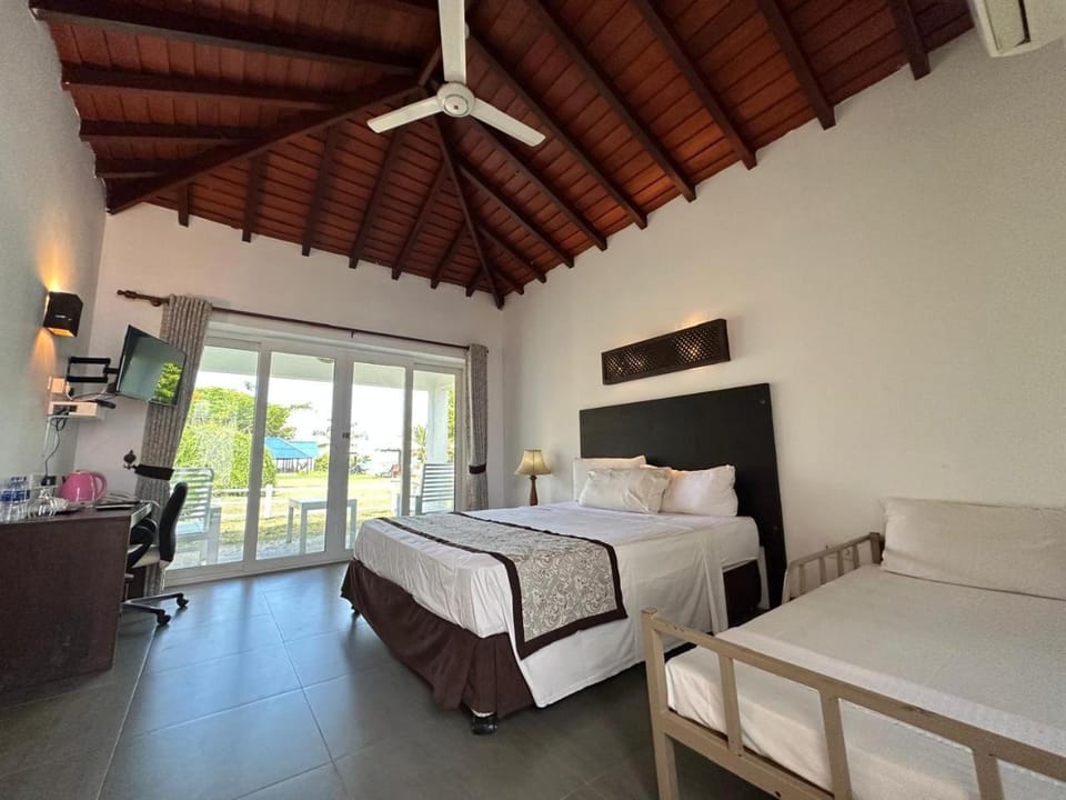 Bed, TV and multimedia, Bedroom, towels
