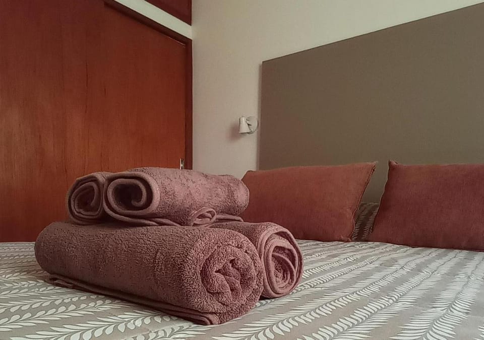 Bed, Decorative detail, towels