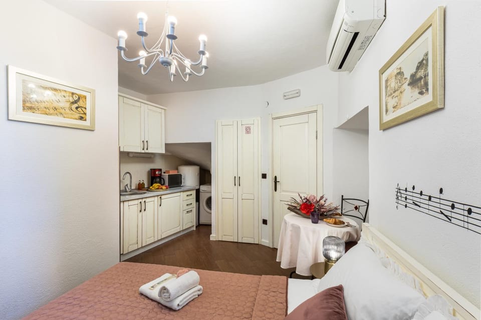 Bedroom, kitchen