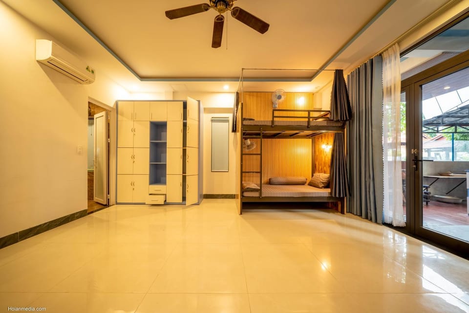 Photo of the whole room, Bedroom, wardrobe