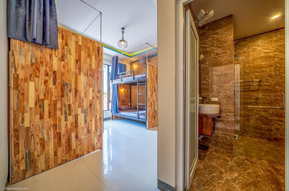 Shower, Toilet
