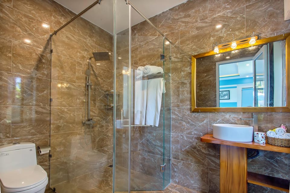 Toilet, towels