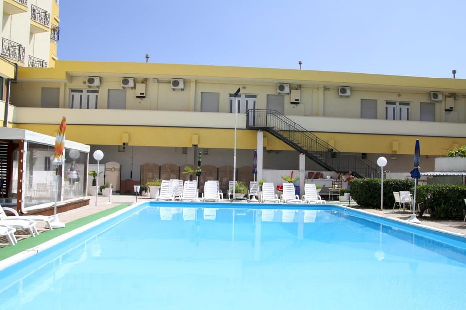 Swimming pool, Swimming pool