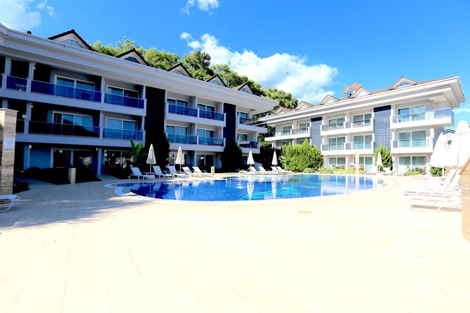 Property building, Day, Neighbourhood, Natural landscape, View (from property/room), Autumn, On site, City view, Garden view, Mountain view, Pool view, Area and facilities, Swimming pool