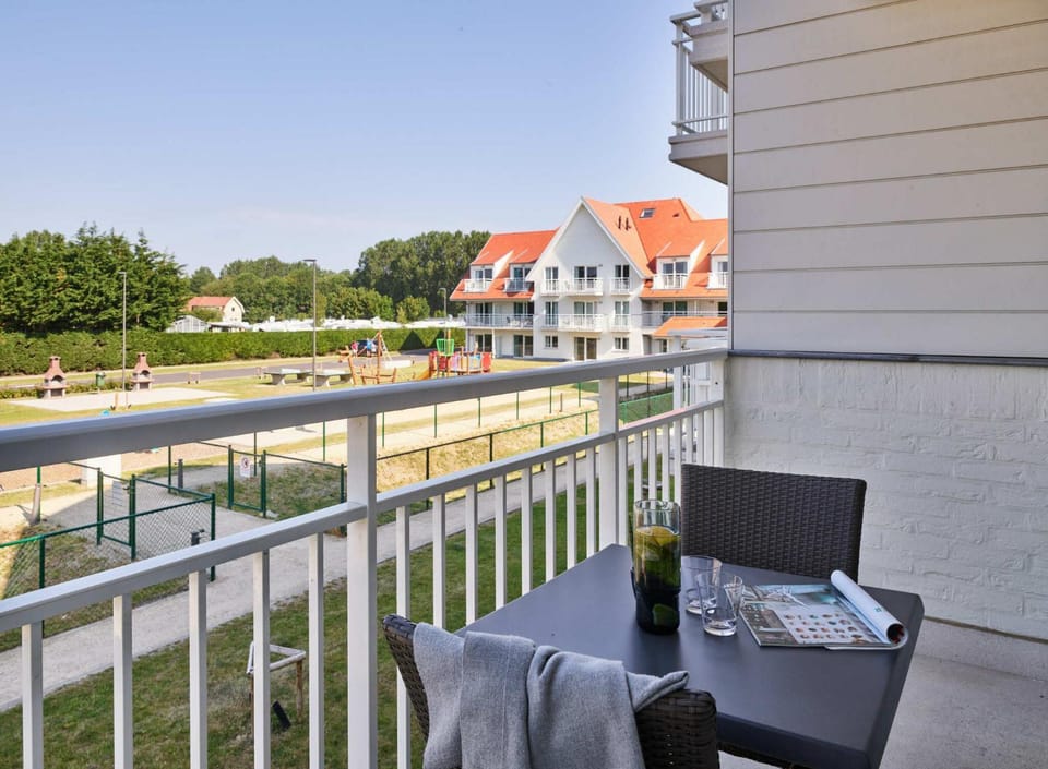 Property building, Balcony/Terrace, Inner courtyard view, furniture