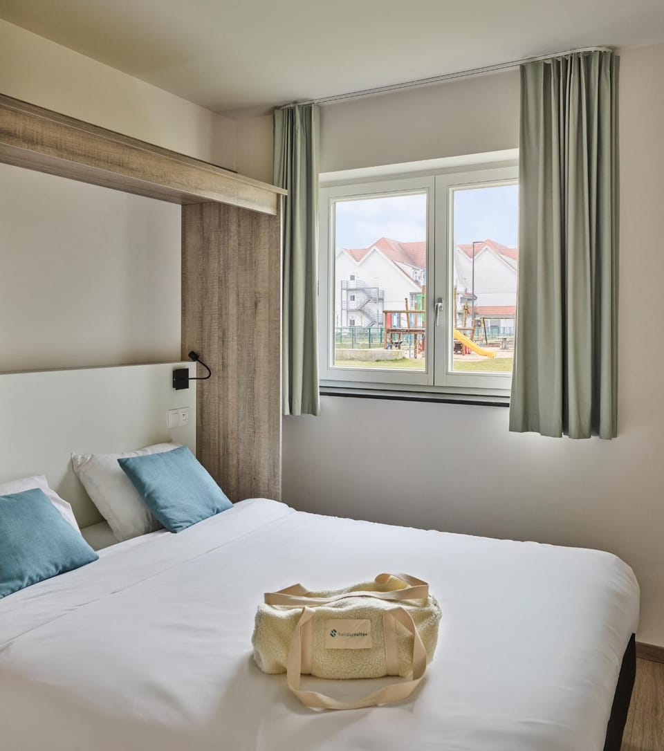 Bed, Bedroom, air conditioner
