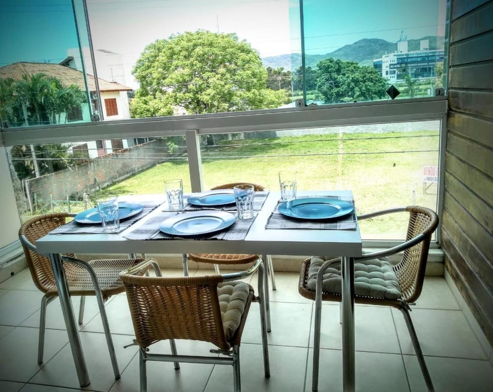 Apartamento de 2 quartos a 3 minutos a pé da praia de Cachoeira de Bom Jesu com águas calmas Apartment in Florianopolis