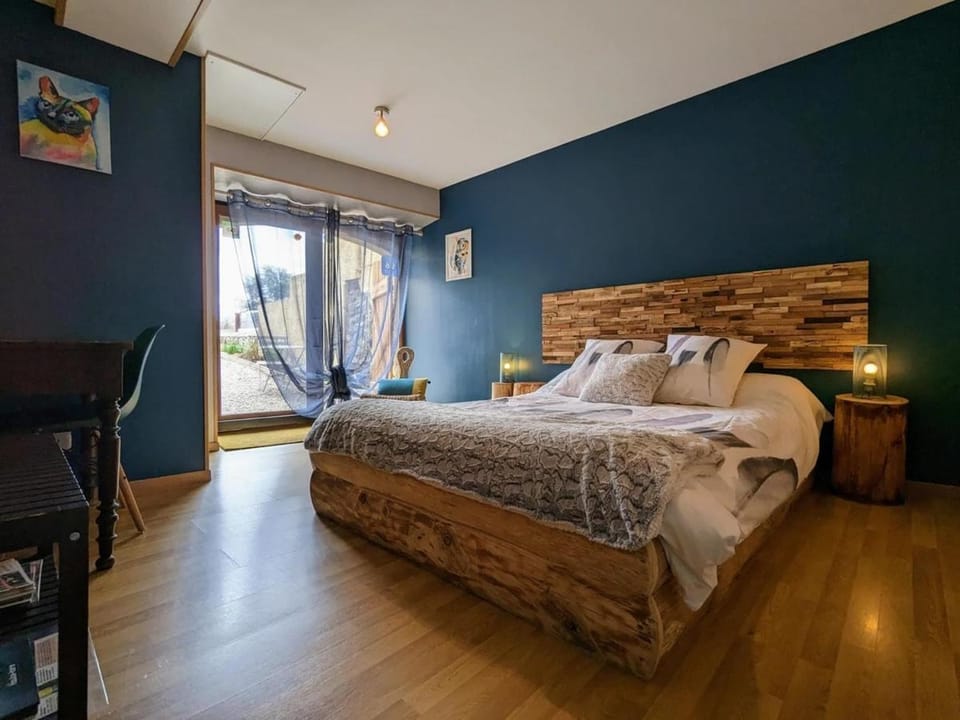 Photo of the whole room, Bedroom