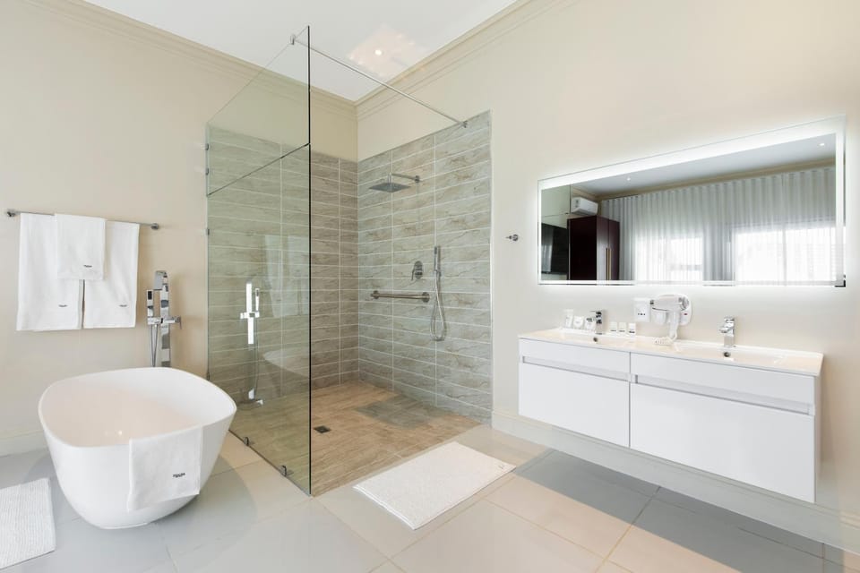 Shower, Bathroom, Facility for disabled guests, Bath, heating, towels