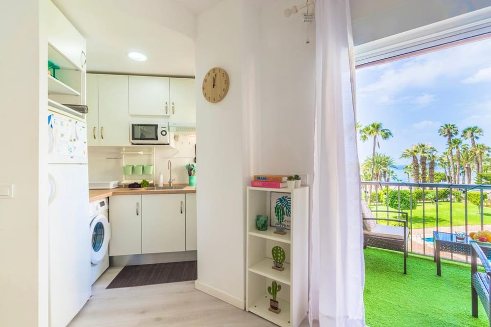 Natural landscape, Garden, Kitchen or kitchenette, Dining area, Garden view, Pool view, Sea view, minibar, oven, stove