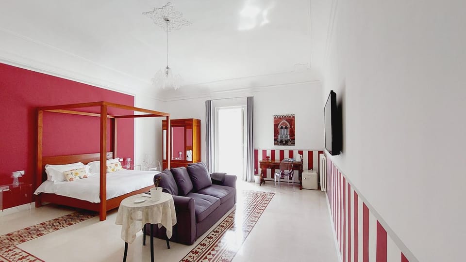 Bed, TV and multimedia, Photo of the whole room, Bedroom