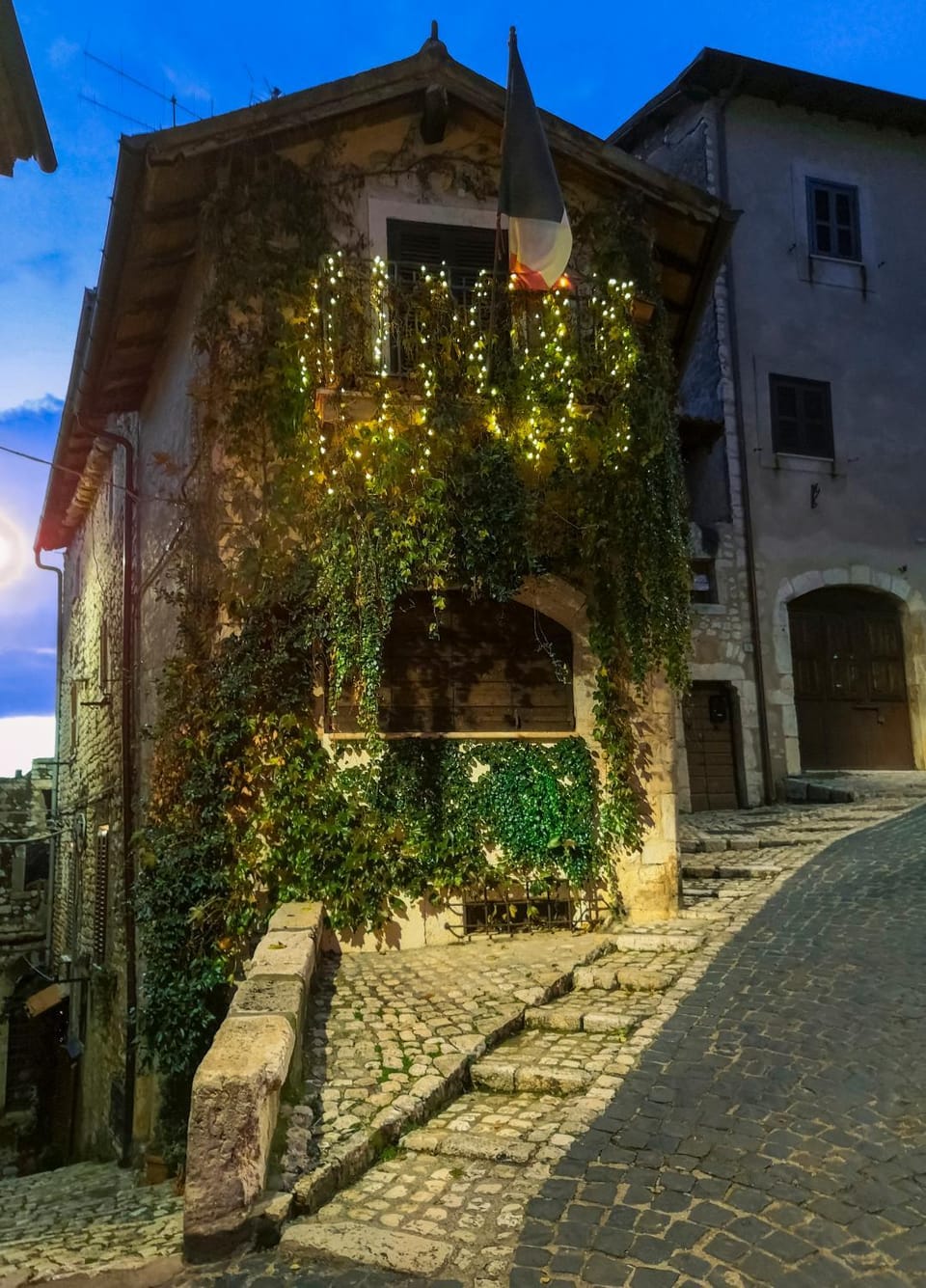 Property building, Decorative detail, City view, Street view, Sunset