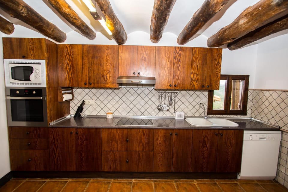 Kitchen or kitchenette, Communal kitchen, dishwasher, oven, stove