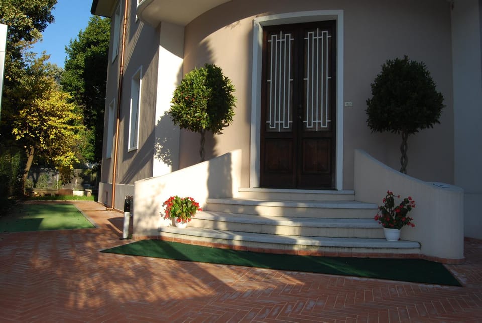 Facade/entrance
