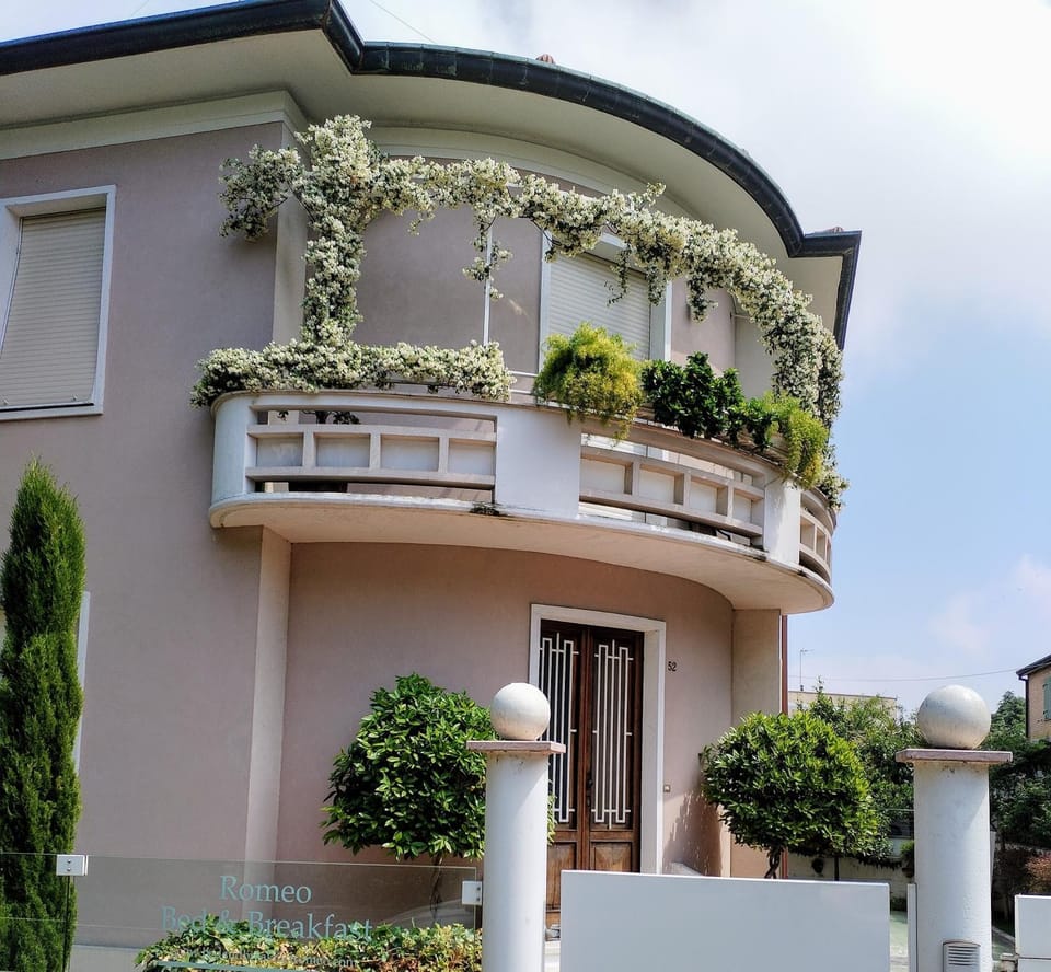 Property building, Spring, Balcony/Terrace