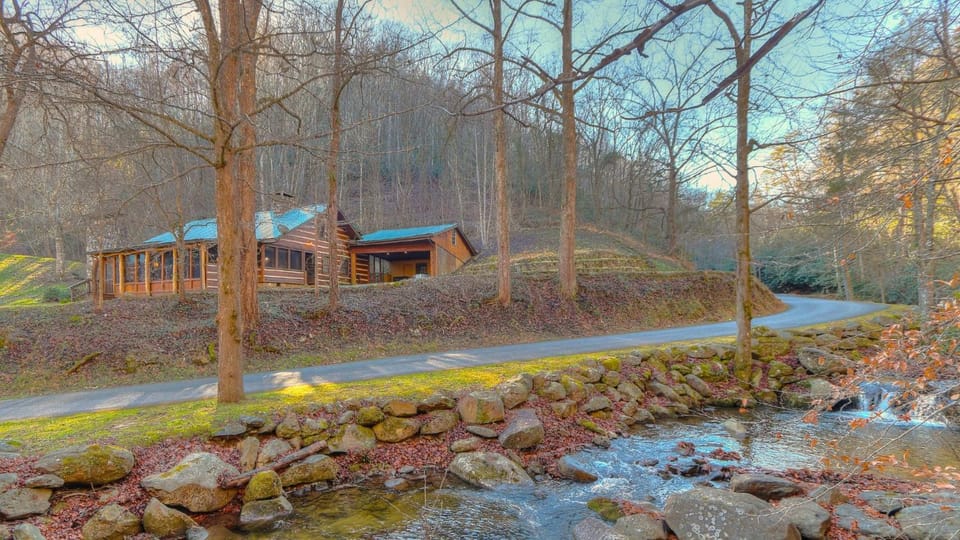 Property building, Nearby landmark, Day, Natural landscape, Mountain view