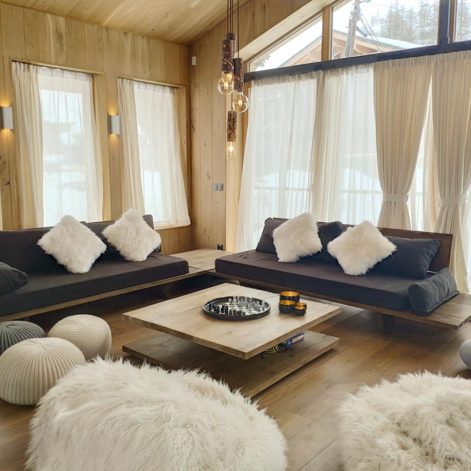 Nearby landmark, Restaurant/places to eat, Communal lounge/ TV room, Neighbourhood, Children play ground, TV and multimedia, Living room, Seating area, Location, children, young children, group of guests, Family, fireplace