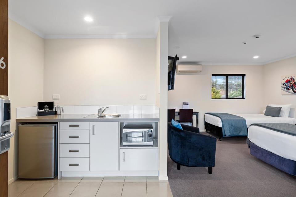 Bed, Kitchen or kitchenette, Living room, Photo of the whole room, Seating area, Bedroom