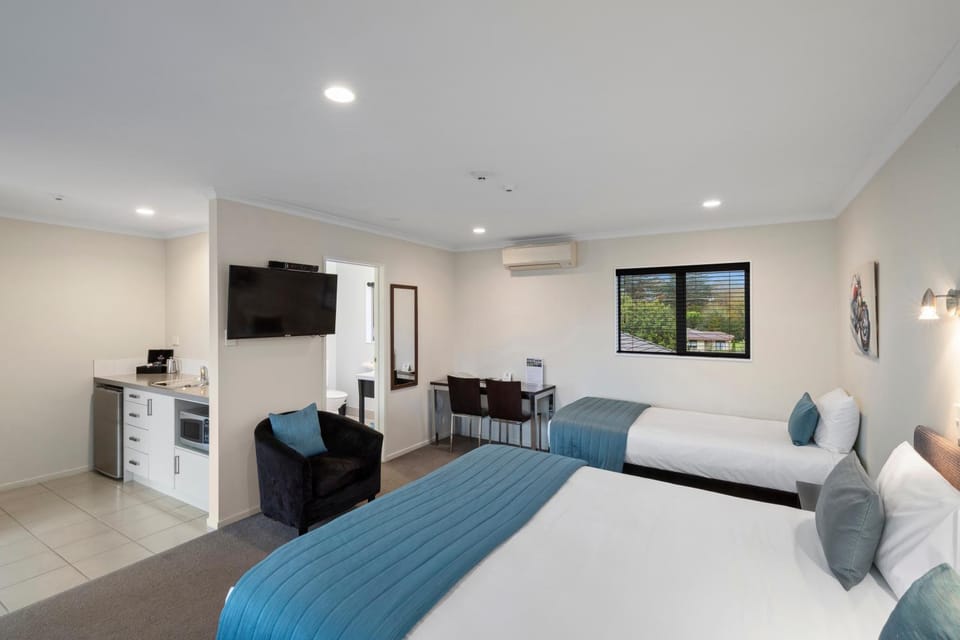 Bed, TV and multimedia, Kitchen or kitchenette, Photo of the whole room, Seating area