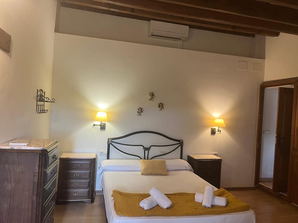 Bed, Photo of the whole room, Bedroom, air conditioner