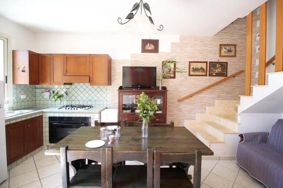 Kitchen or kitchenette, Living room, Seating area, kitchen
