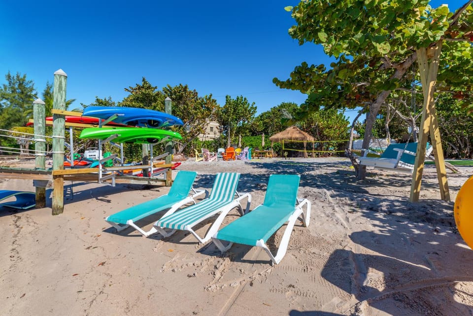 BBQ facilities, Fishing, Golfcourse, Snorkeling, Seating area, Beach, Windsurfing, Canoeing, Cycling, Diving, Pets, River view