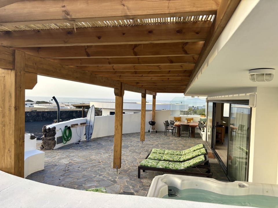 Property building, BBQ facilities, Hot Tub, Balcony/Terrace, Dining area, Sea view