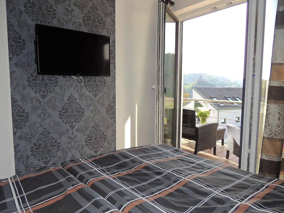 Bed, TV and multimedia, View (from property/room), Photo of the whole room, Bedroom