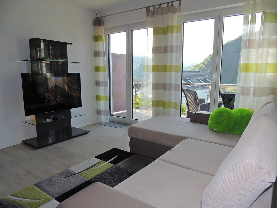 TV and multimedia, Living room, Seating area, Mountain view