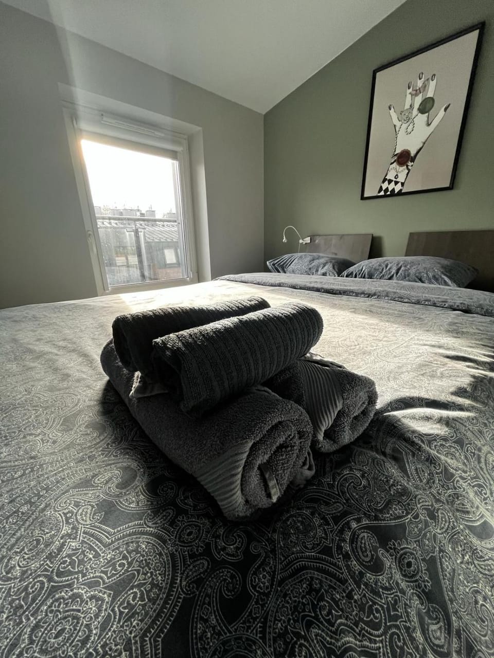 Bed, Bedroom, towels
