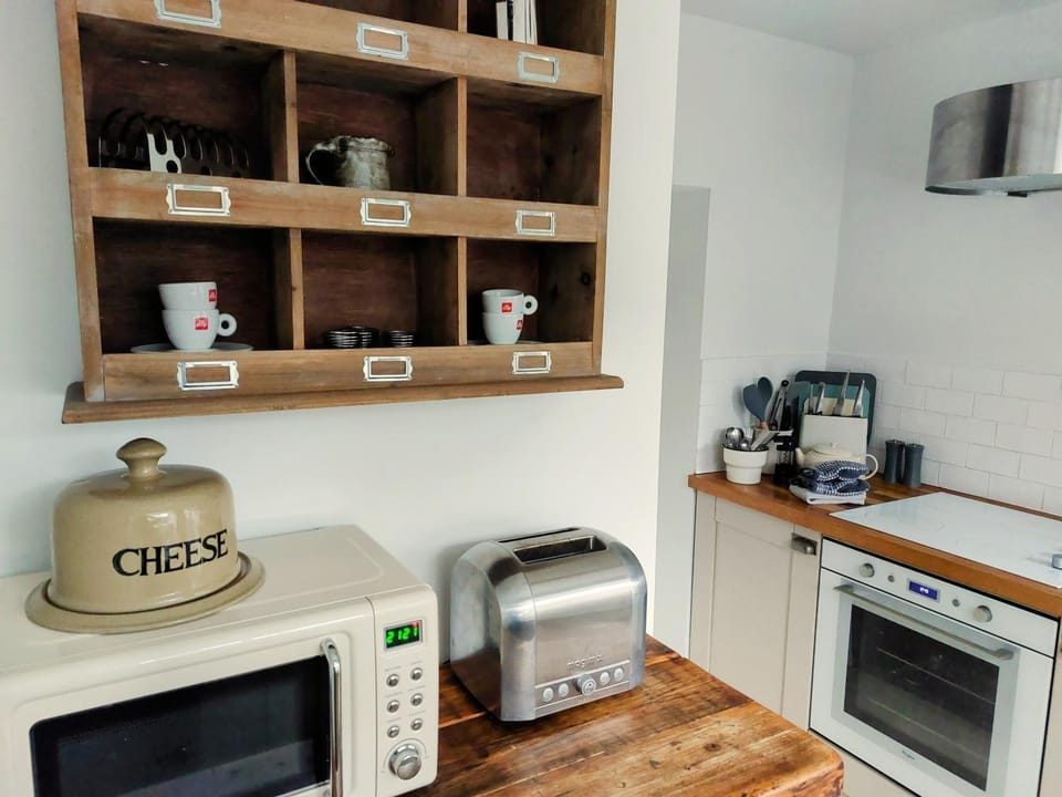 microwave, oven, stove, toaster, kitchen
