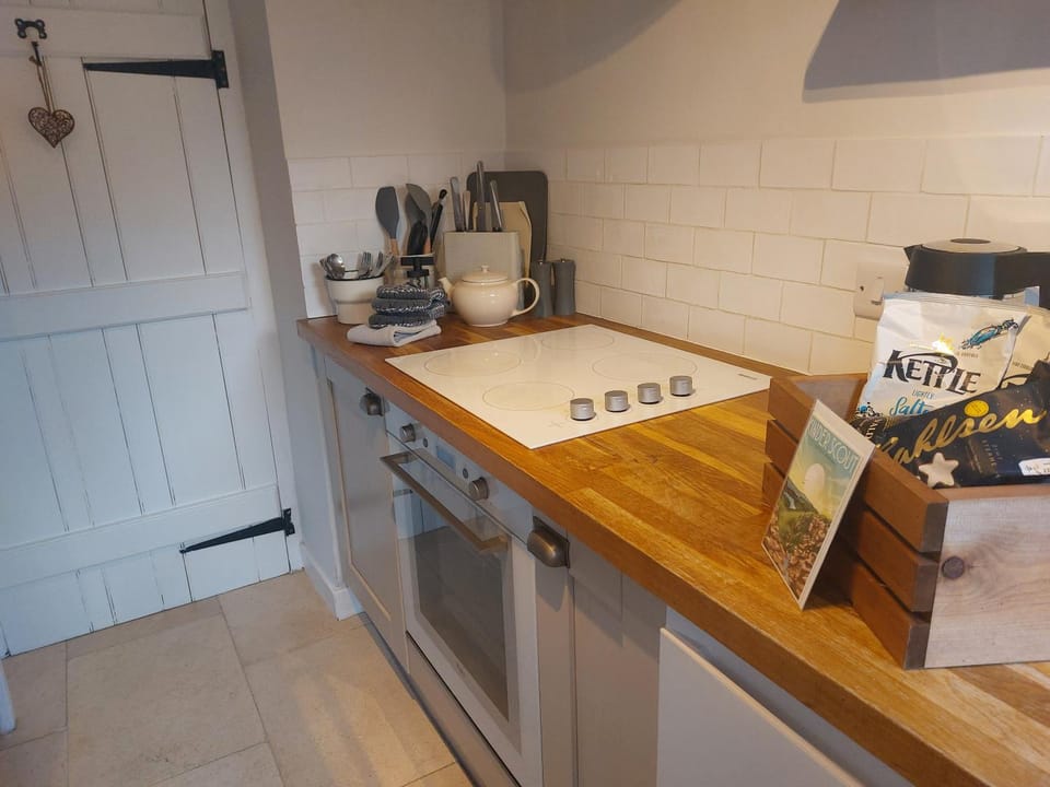 Coffee/tea facilities, Decorative detail, oven, stove, kitchen