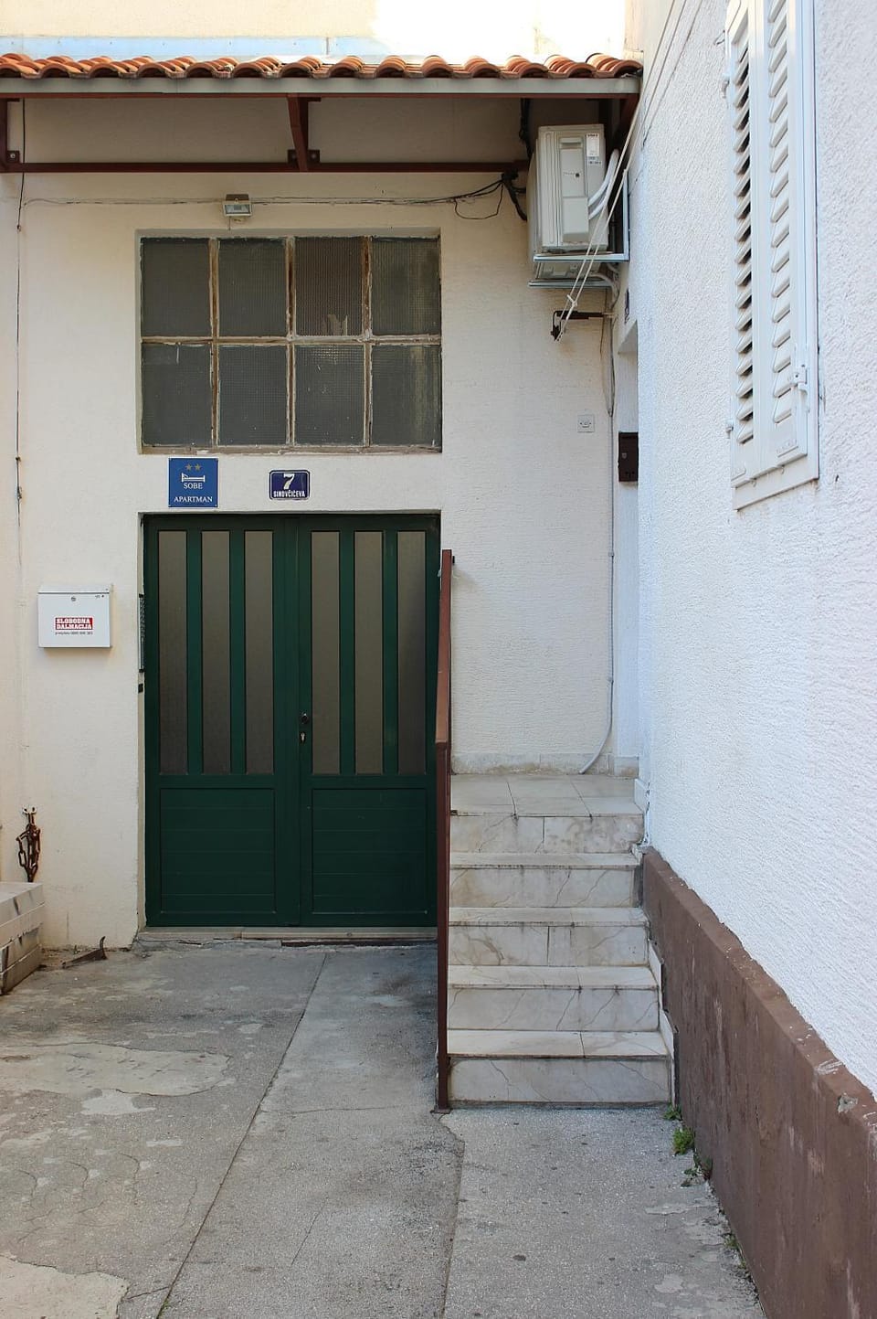 Facade/entrance