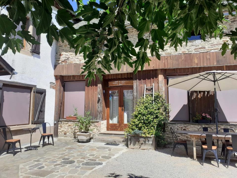 Property building, Patio, Facade/entrance