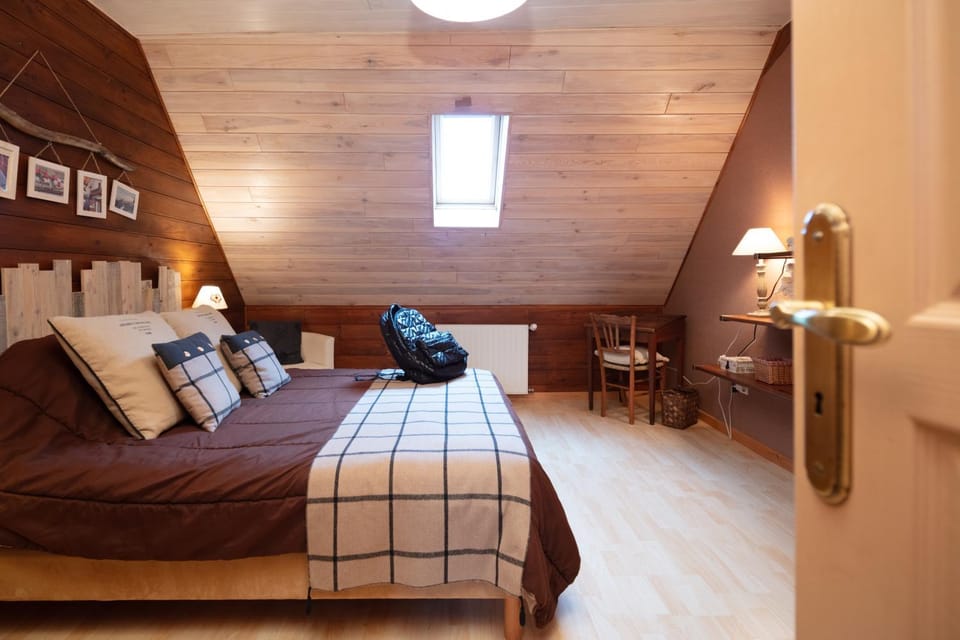 Bed, Photo of the whole room, Bedroom, Family