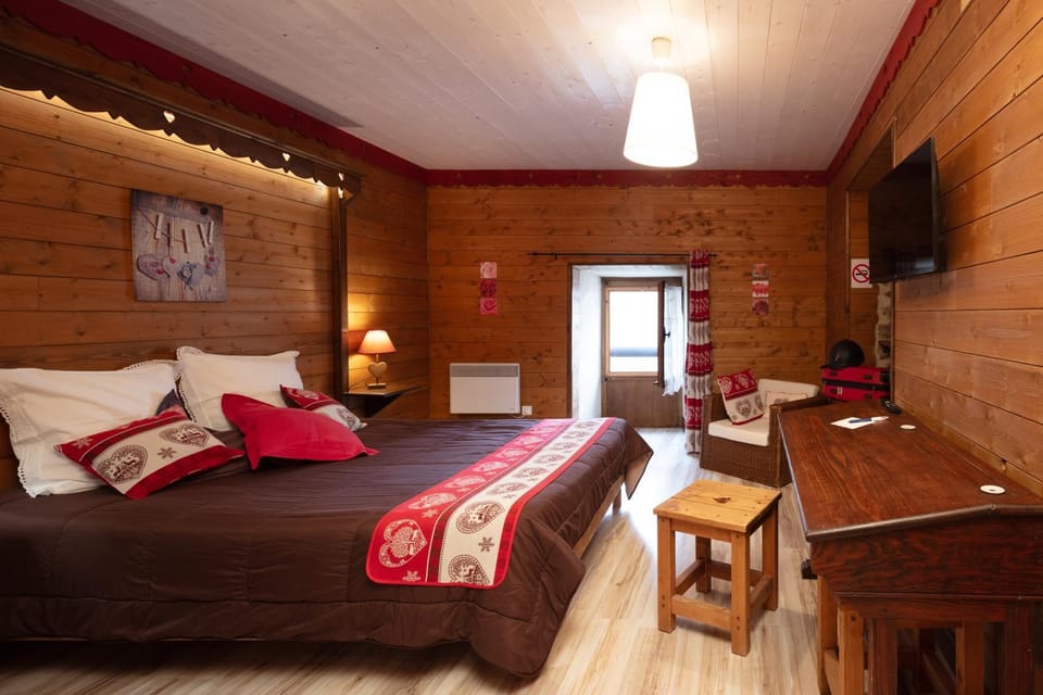 Bed, Horse-riding, Photo of the whole room, Bedroom