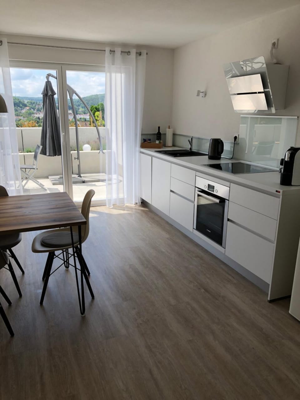 Kitchen or kitchenette, Dining area