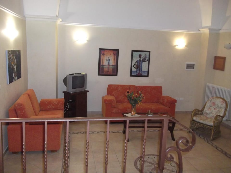 Communal lounge/ TV room