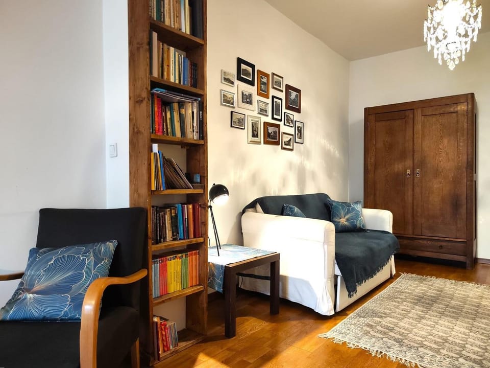 Bed, Library, Living room, Photo of the whole room, Seating area
