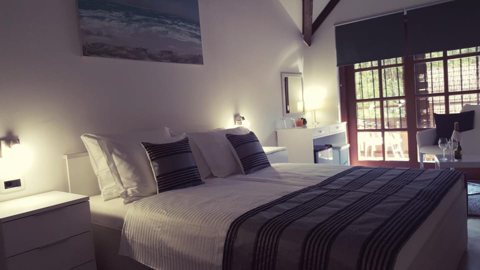 TV and multimedia, Balcony/Terrace, Living room, Seating area, Bedroom