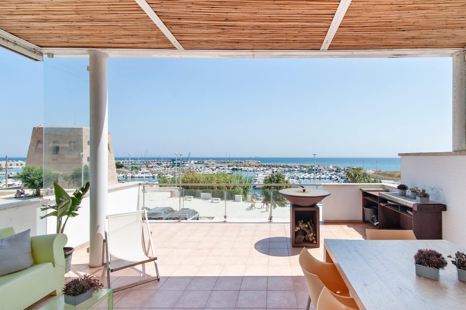 Communal lounge/ TV room, Balcony/Terrace, Seating area, Sea view