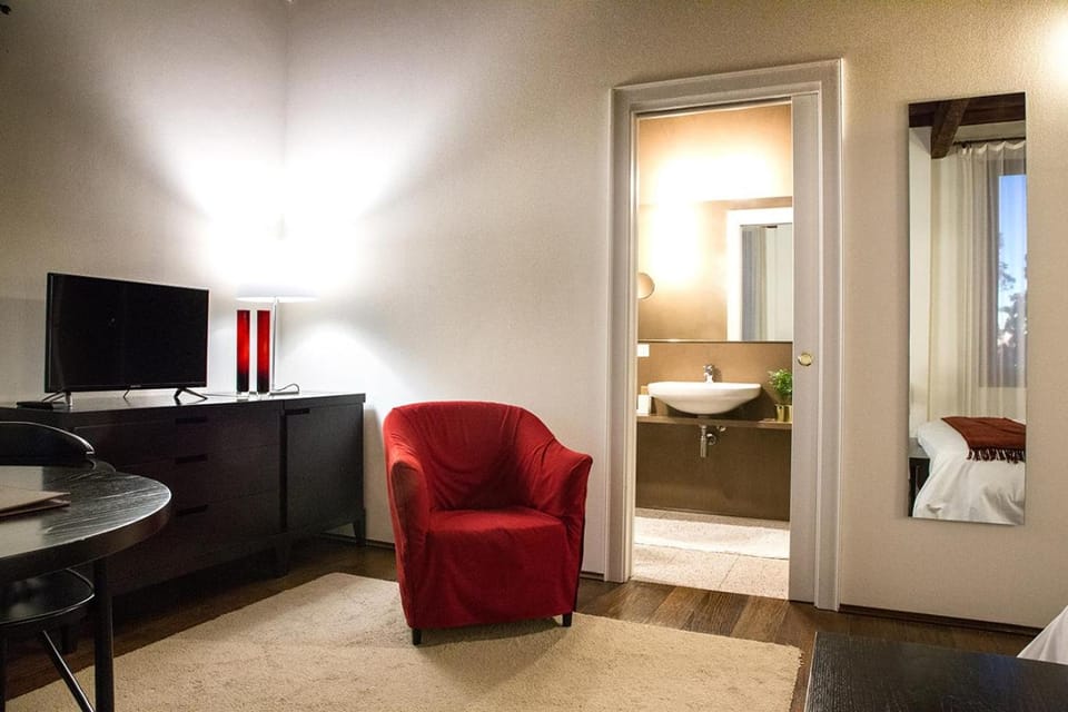 Photo of the whole room, Bedroom, hair dresser